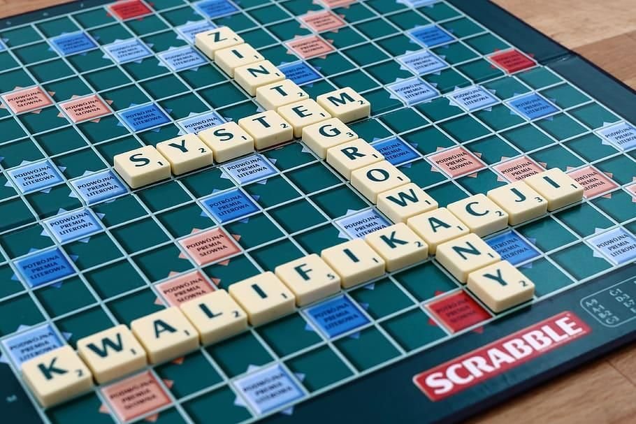 Plateau de Scrabble avec lettres placées sur la grille