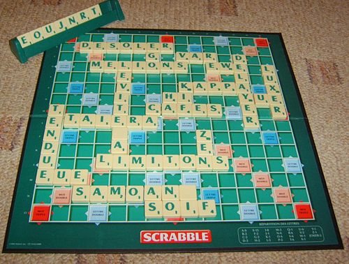 Plateau de Scrabble vu de dessus avec plusieurs mots placés